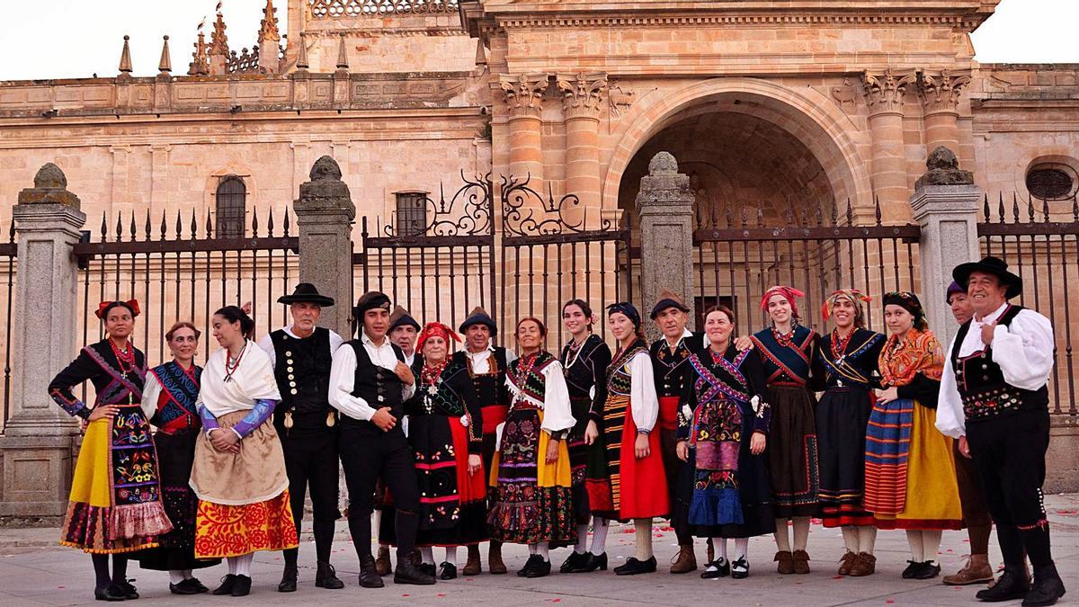 Los miembros de Bajo Duero, con la portada de acceso a la Catedral de Zamora en segundo término. | Cedida