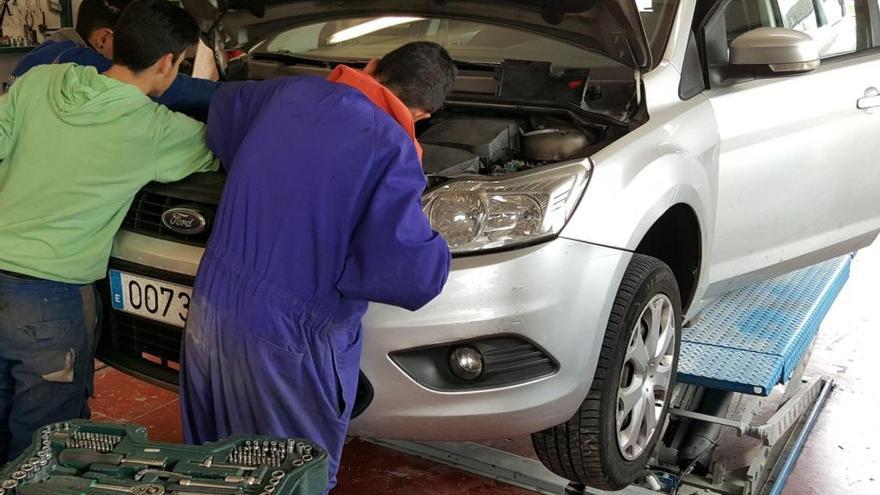 Alumnos de FP de Menesianos Zamora revisarán gratis los vehículos de los ciudadanos