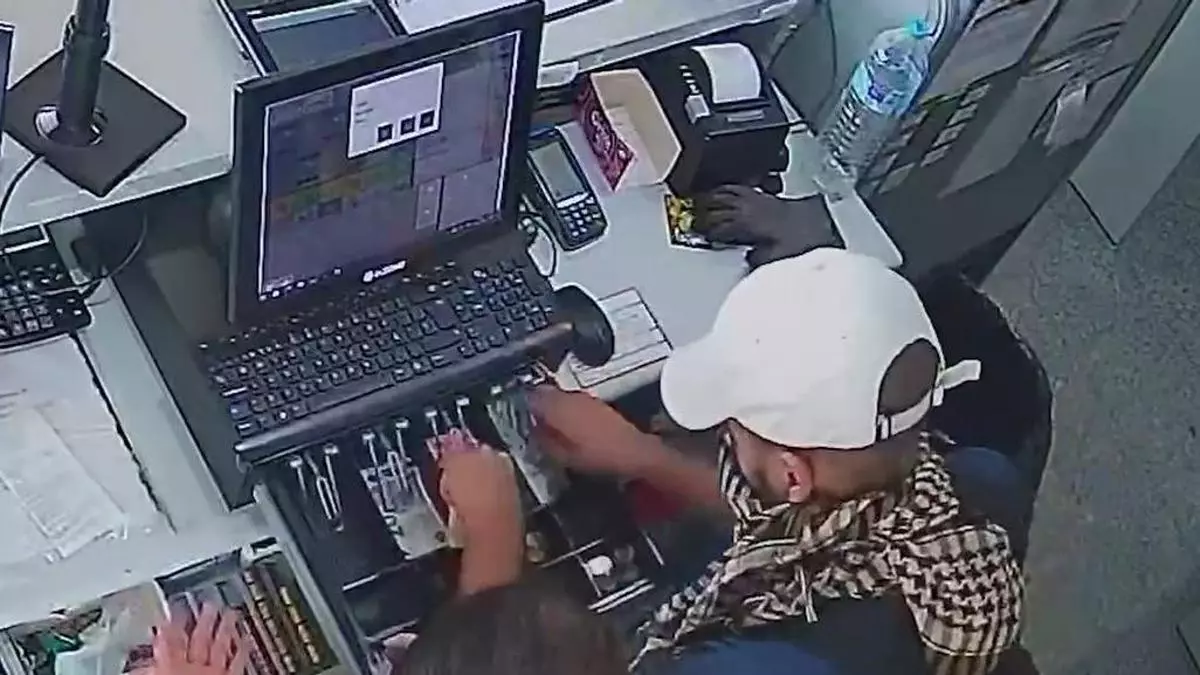 Detenido un atracador que robaba en gasolineras atendidas por mujeres solas amenazándolas con un cuchillo en Valencia