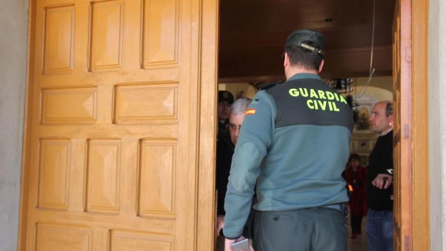 La Guardia Civil inspecciona una de las iglesias asaltadas anoche.