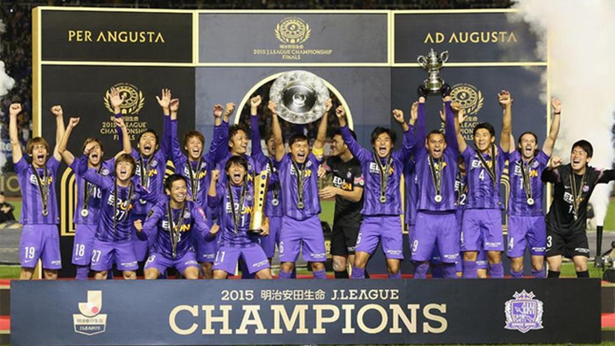 Los jugadores del Sanfrecce Hiroshima se proclaman campeones de Japón