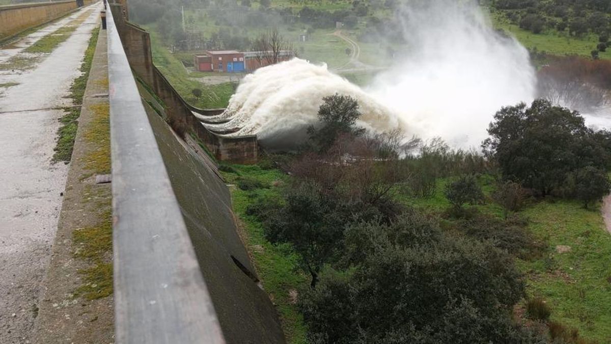 Embalse del Guadiloba desembalsando agua.