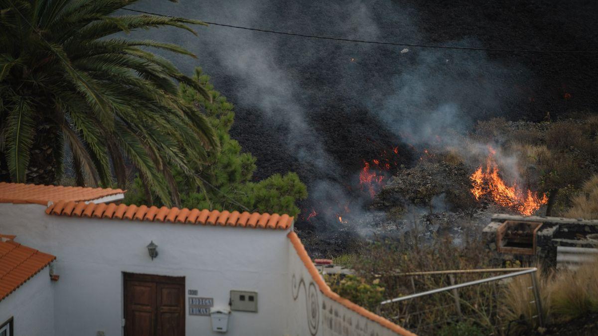 La lava del volcán de La Palma llega cerca de una vivienda. / ANDRÉS GUTIÉRREZ