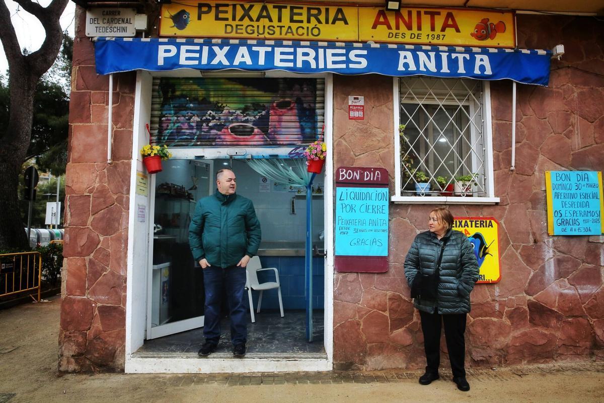 Cierra la 'Peixateria Anita' del barrio de Congrés tras más de siete décadas