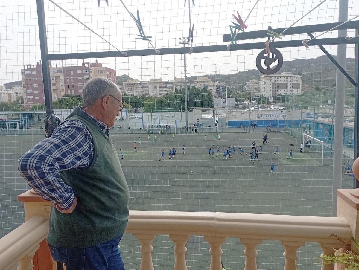 Manuel López, el pasado marzo, en su casa, delante del campo de fútbol de Ciudad Jardín.