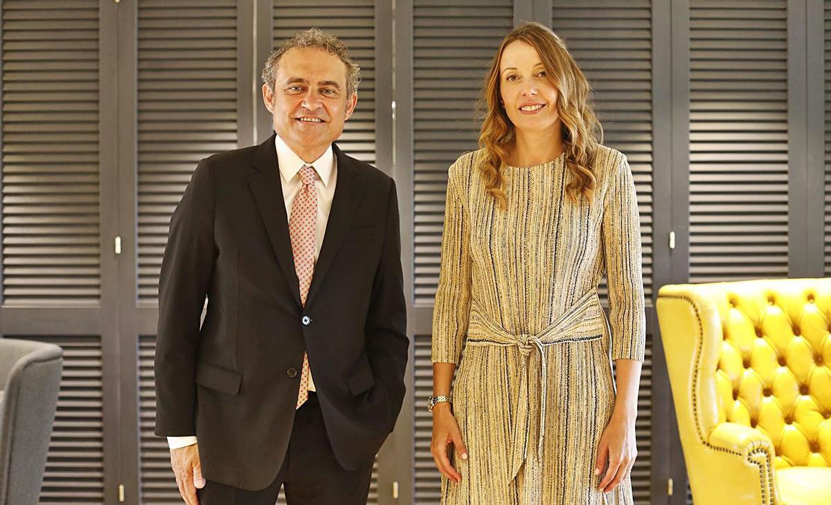 Francesc Bosch i Sandra Masoliver, ahir abans de començar la gala del Fòrum Carlemany.  | ANIOL RESCLOSA