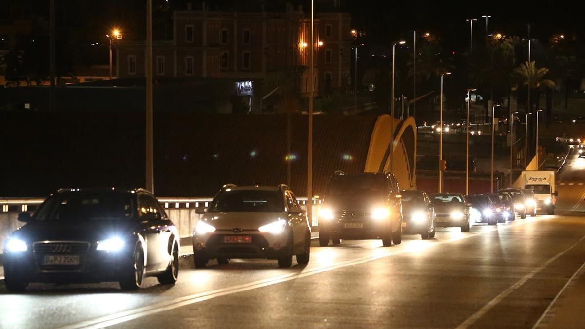 Cola de coches para llegar al ferry de Balearia.