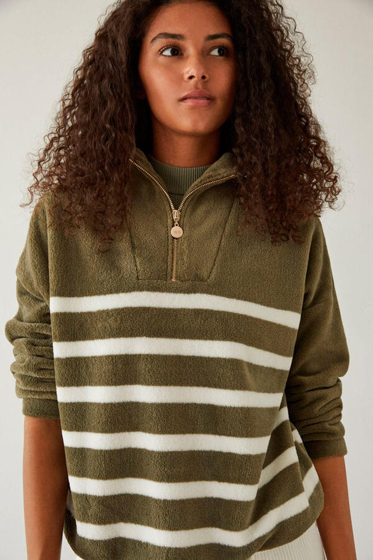 Sudadera polar verde caqui de Women' Secret (precio: 21,99 euros)
