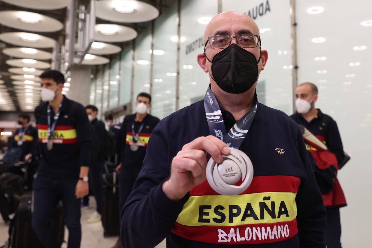 Gedeón Guardiola aterriza en Barajas con el trofeo de subcampeones de Europa