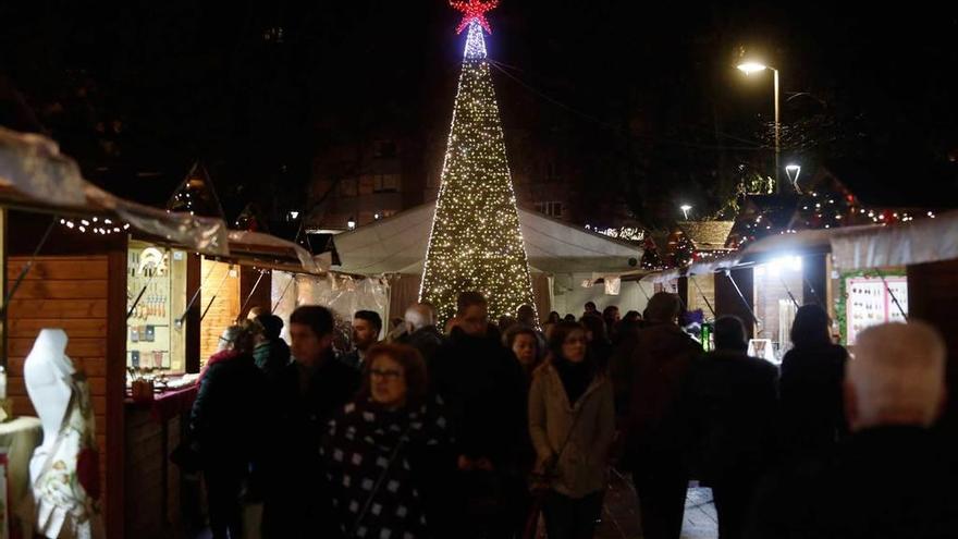 Afluencia, ayer, a la Feria d&#039;Avientu de Las Meanas, con el árbol de Navidad al fondo.