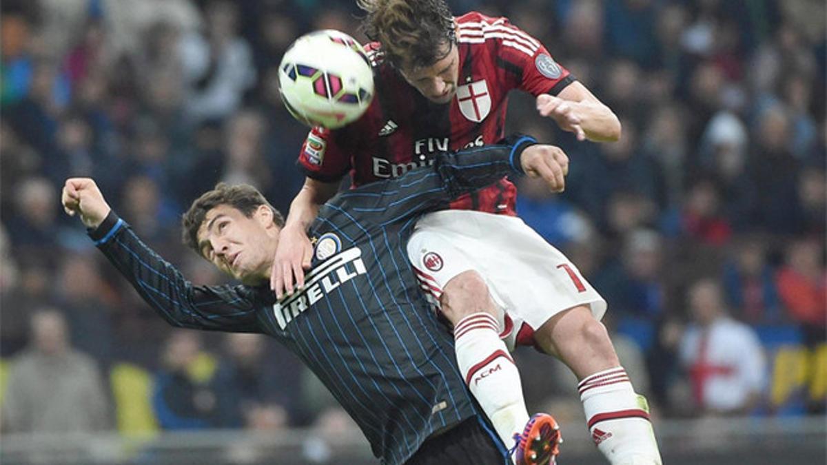 Mateo Kovacic (Inter) pelea un balón aéreo con Giacomo Bonaventura (Milan) en el derbi del domingo 19 de abril celebrado en el Giuseppe Meazza (0-0)