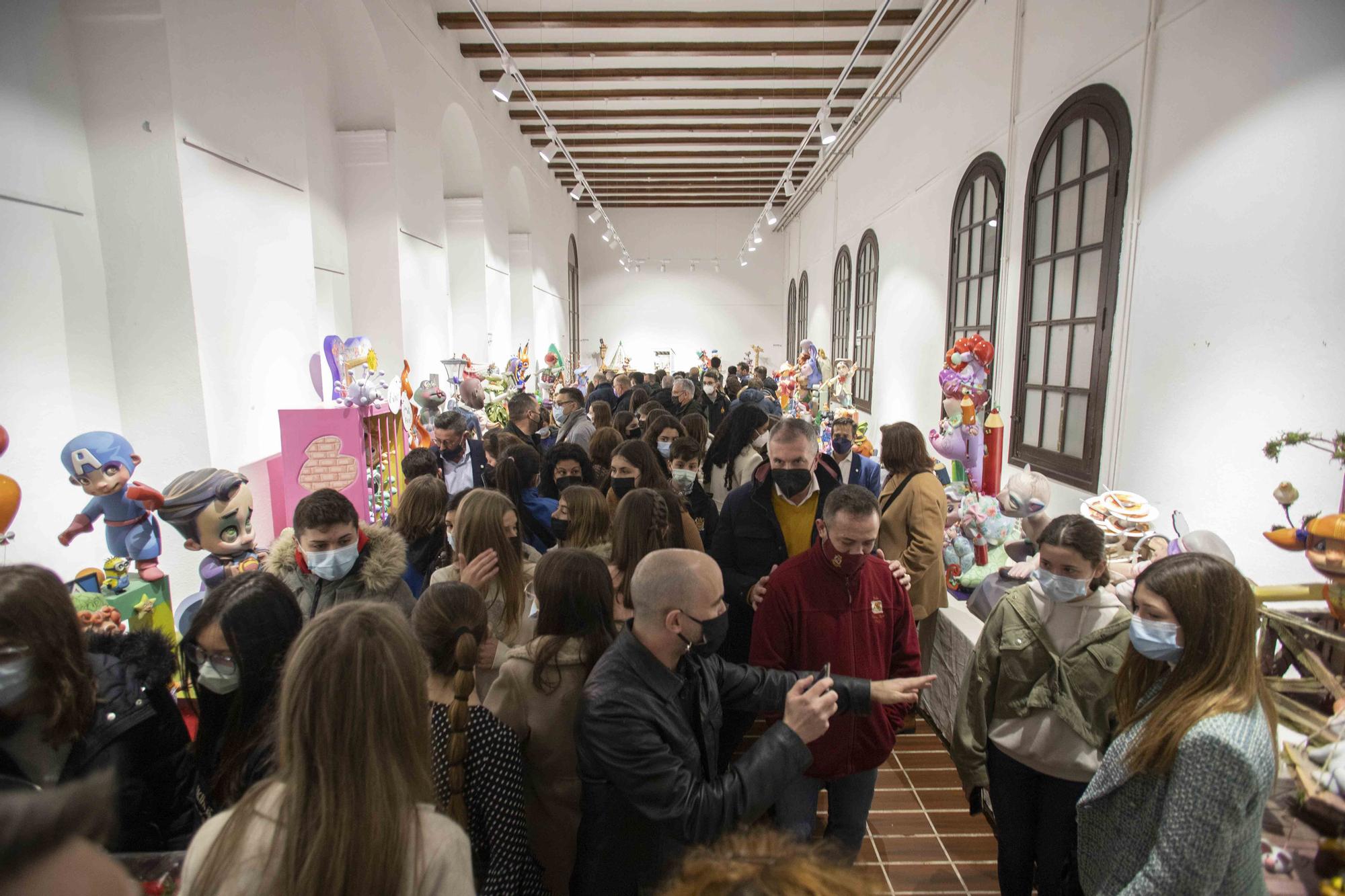 Inauguración de la exposición del "ninot" celebrada en la cada de la cultura de Alzira.