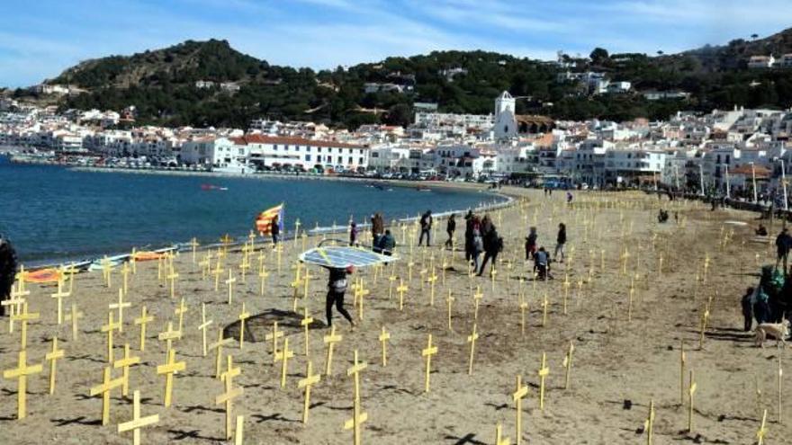 Claven 3.000 creus grogues per protestar contra la manca de llibertats