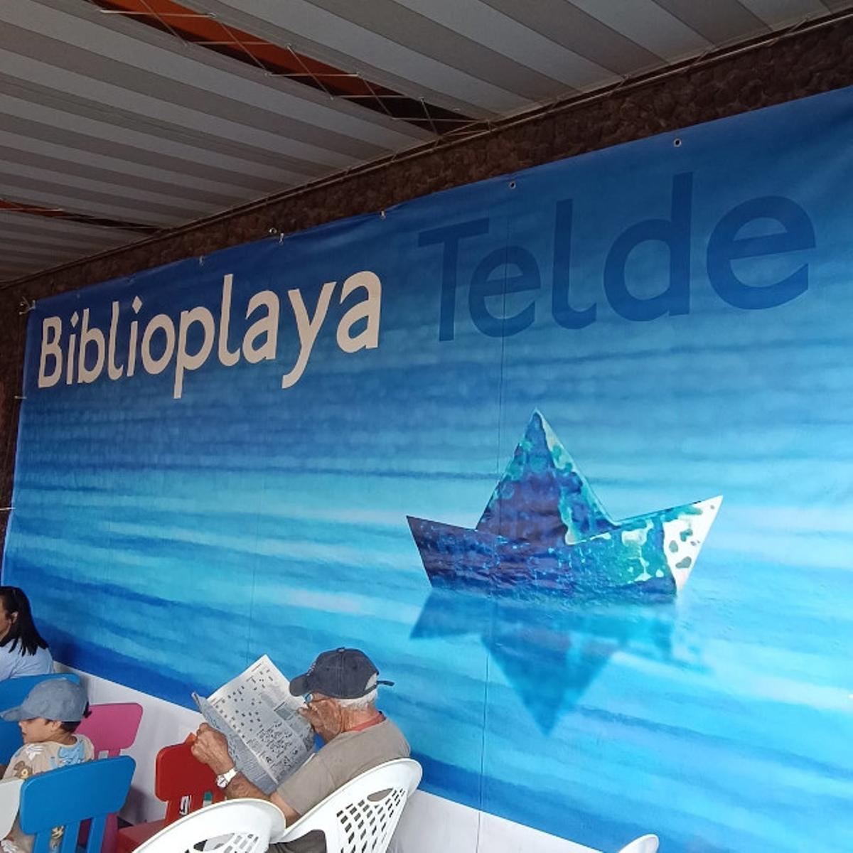 La Biblioplaya instalada en el paseo de Melenara sorprende hoy a los más pequeños con un taller.
