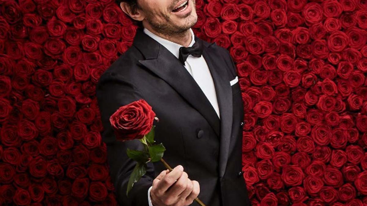 Andrés Velencoso ofreciéndole una rosa a...