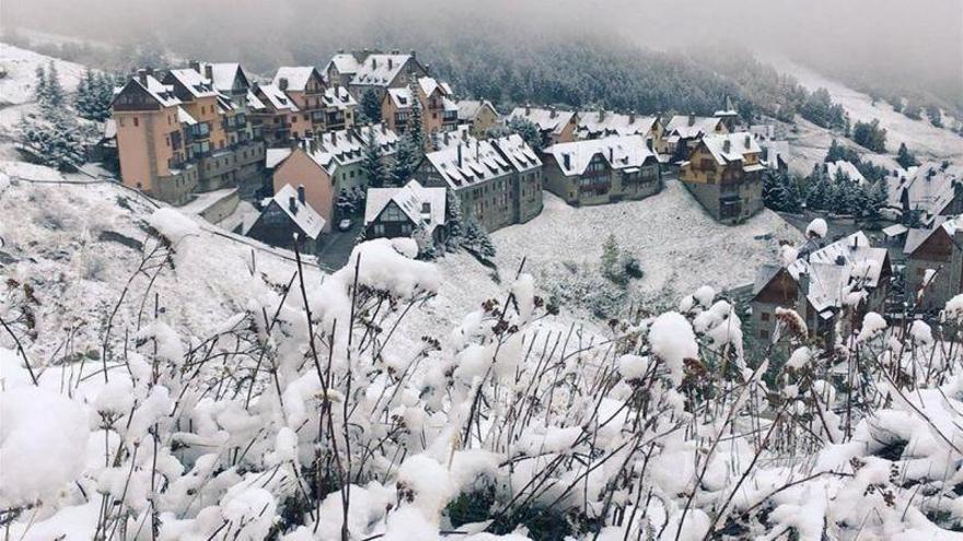 Nevadas débiles en las montañas y cielos despejados en el resto