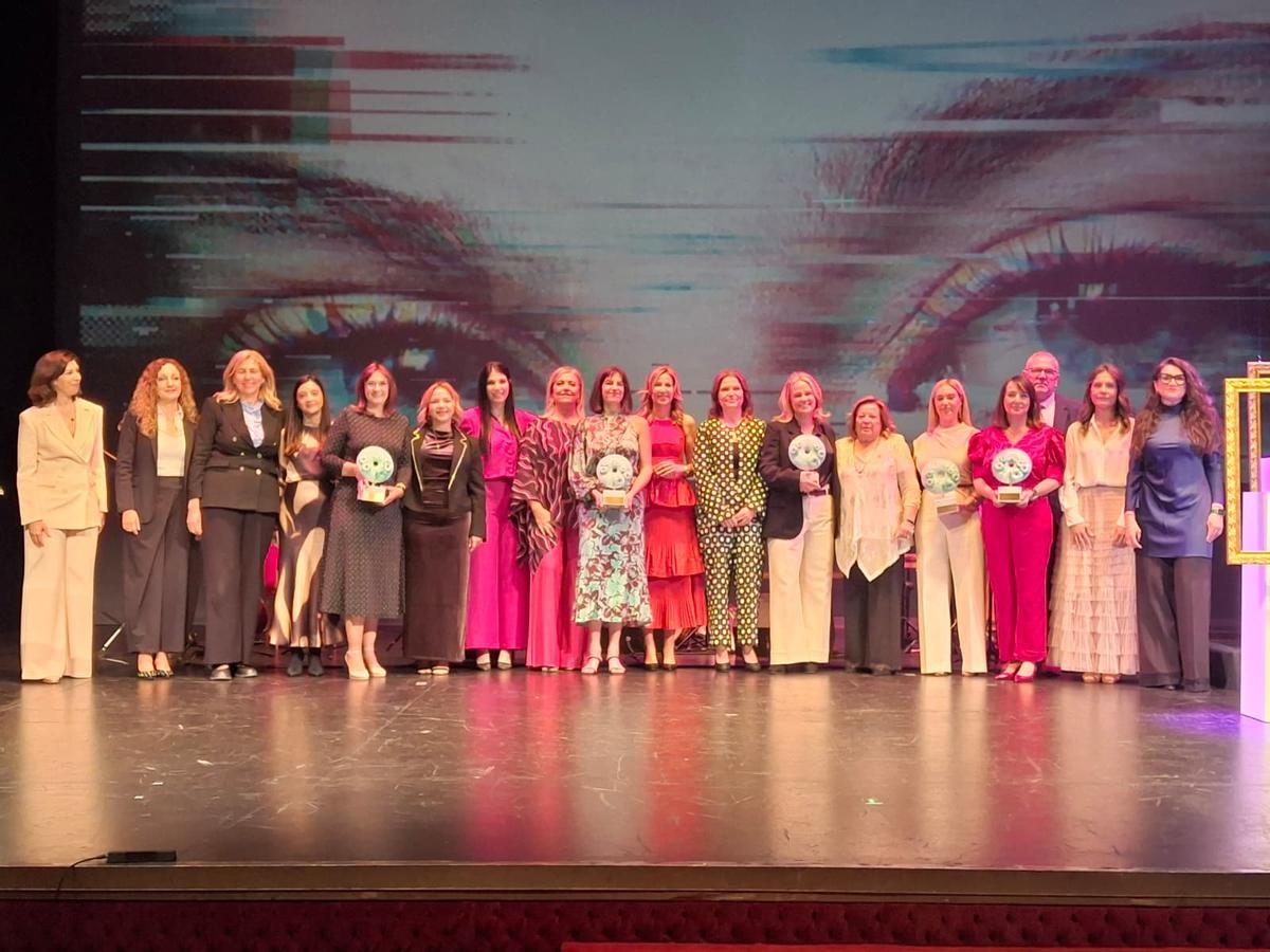 La consejera Marisa López Aragón junto a todas las premiadas.