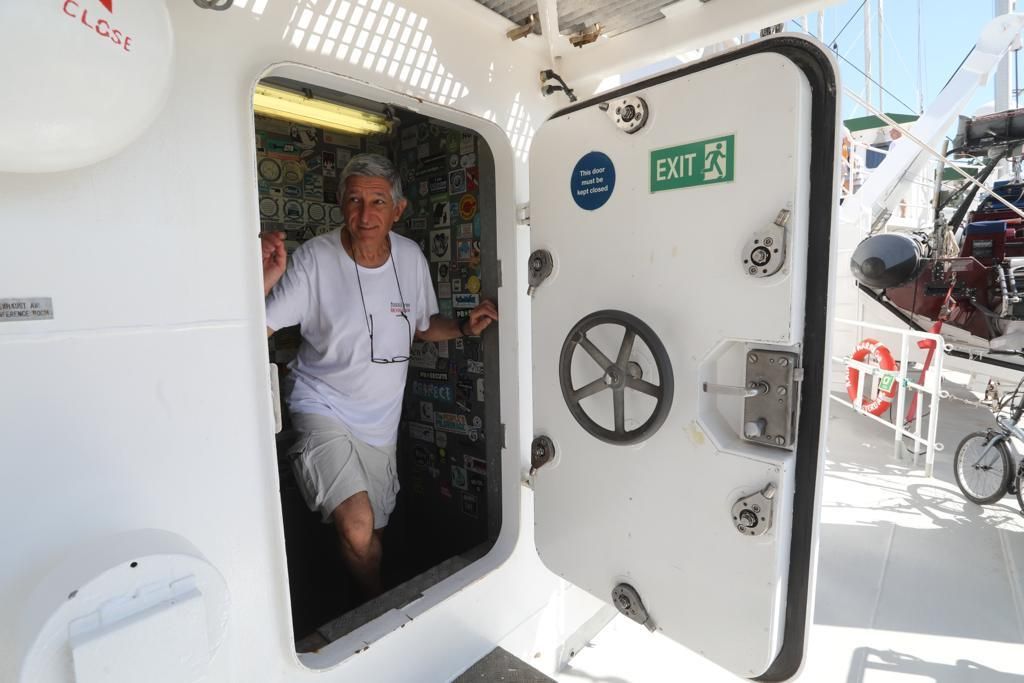 El Rainbow Warrior, buque de Greenpeace, abre sus puertas en València