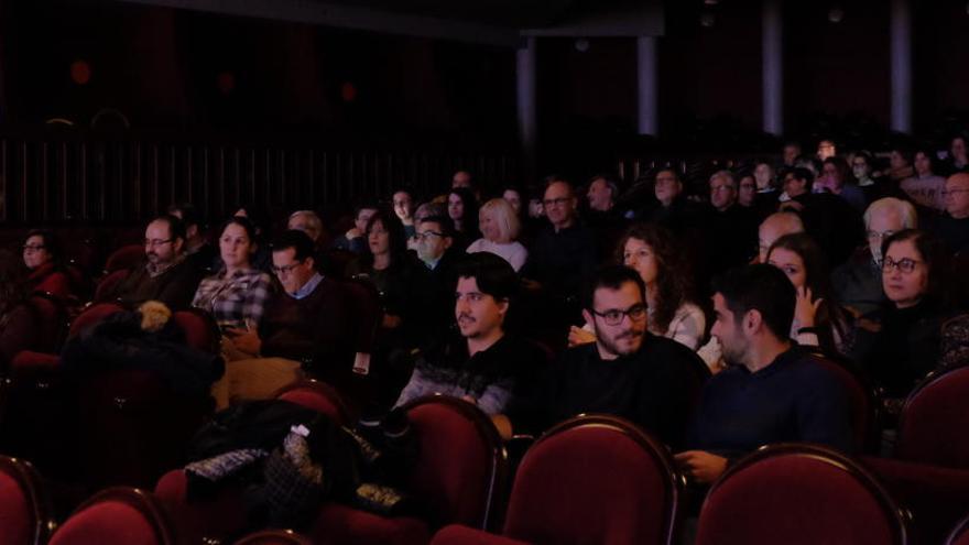 El alcalde con Laura y Sellés en el Teatro Castelar junto al resto de concursantes