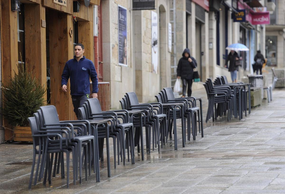Terrazas recogidas en un bar de la Praza da Igrexa de Lalín. | BERNABÉ/JAVIER LALÍN