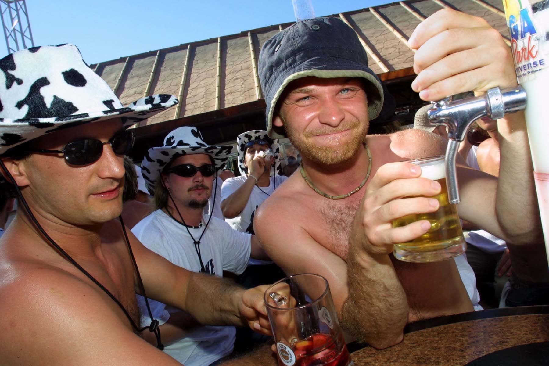 Turistas alemanes toman sangría y cerveza en un bar del Arenal.