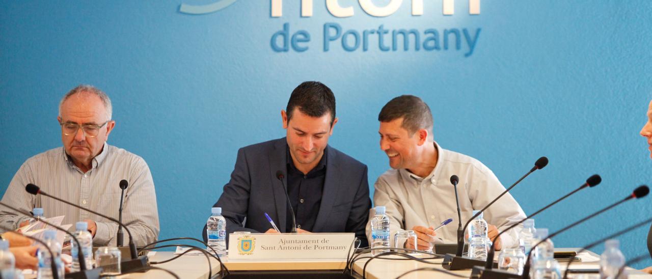 Joan Torres, Marcos Serra y José Ramón Martín, durante un pleno antes de la pandemia.