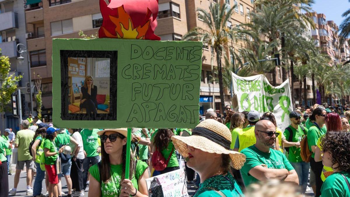 Los docentes vuelven a salir a la calle en la tercera semana de huelga de educación