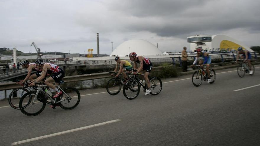 Participantes en una pasada prueba de duatlón celebrada en Avilés.