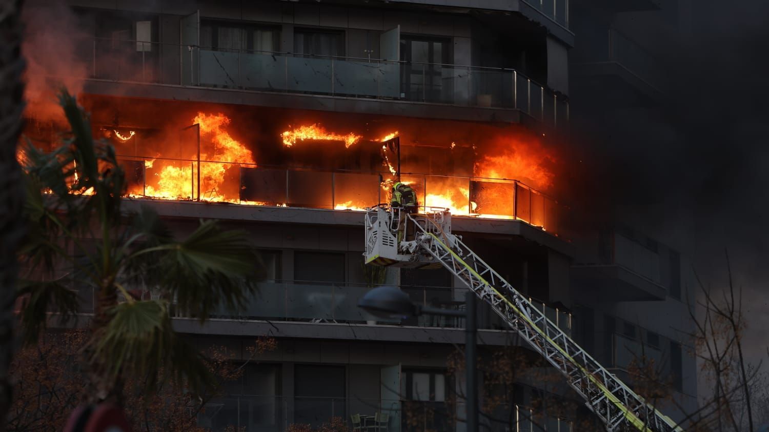 Bilder des Großbrandes in einem Wohnblock in Valencia
