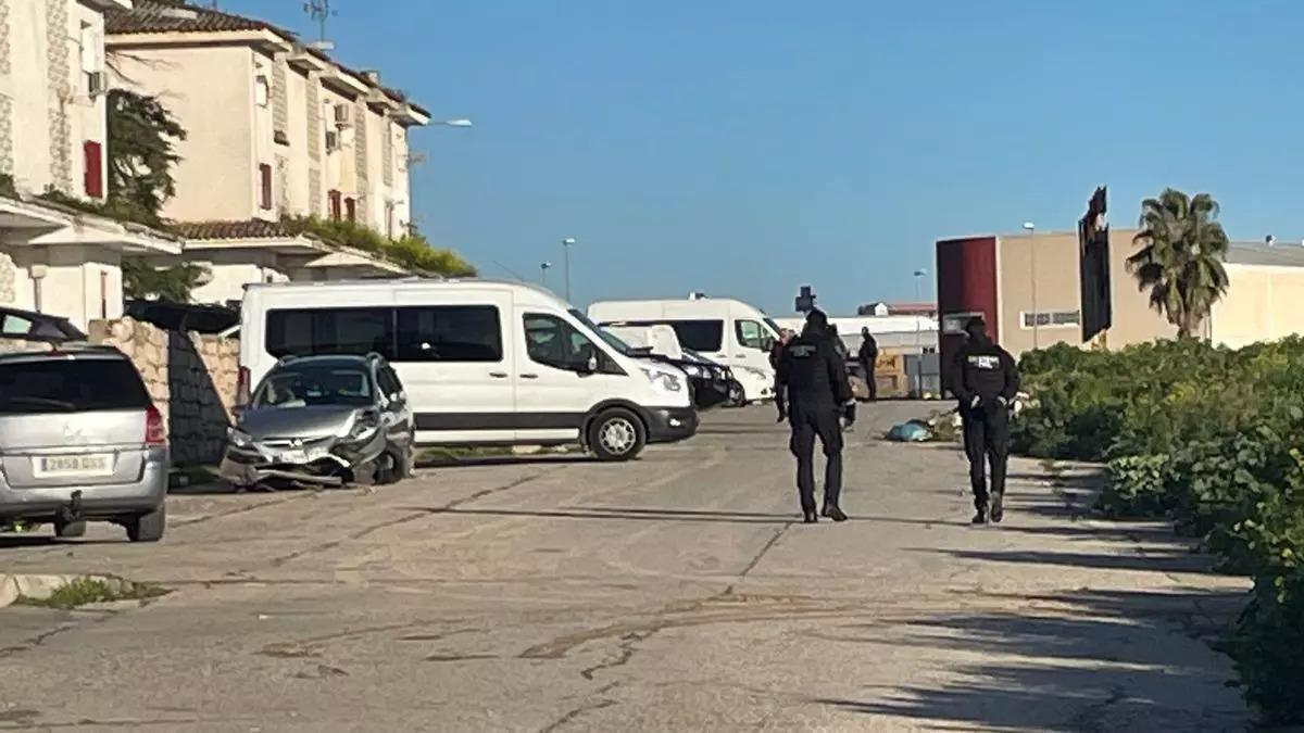 Despliegue policial en la barriada Juan Rejano de Puente Genil, en una imagen de archivo.
