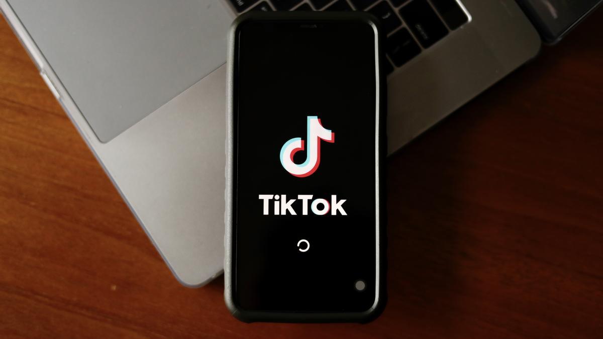 Imagen del logo de TikTok sobre la pantalla de un móvil.