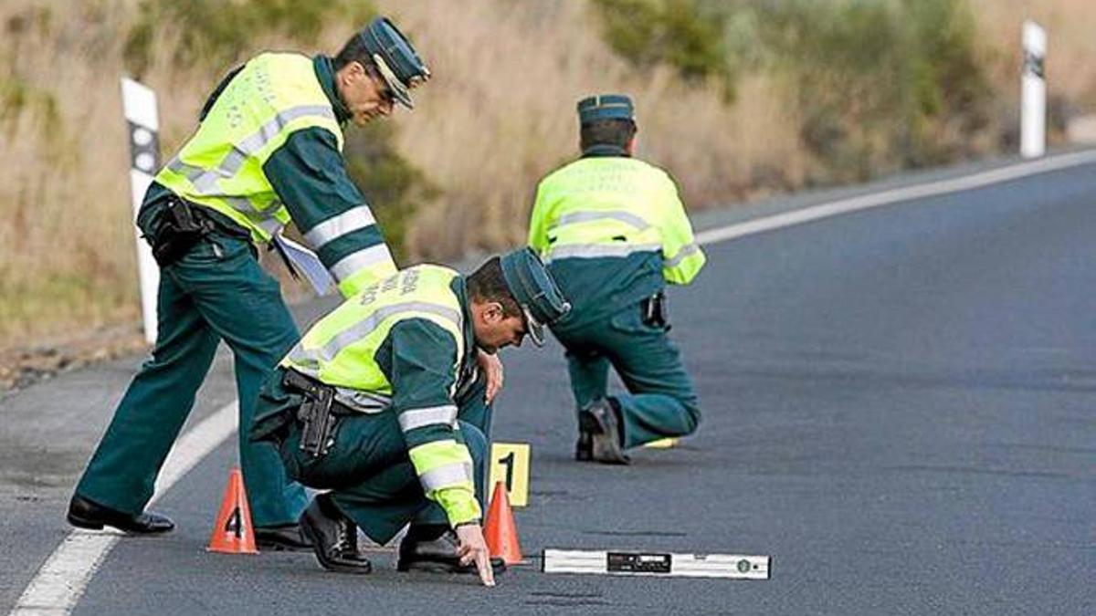 Agentes de la Guardia Civil tras un accidente