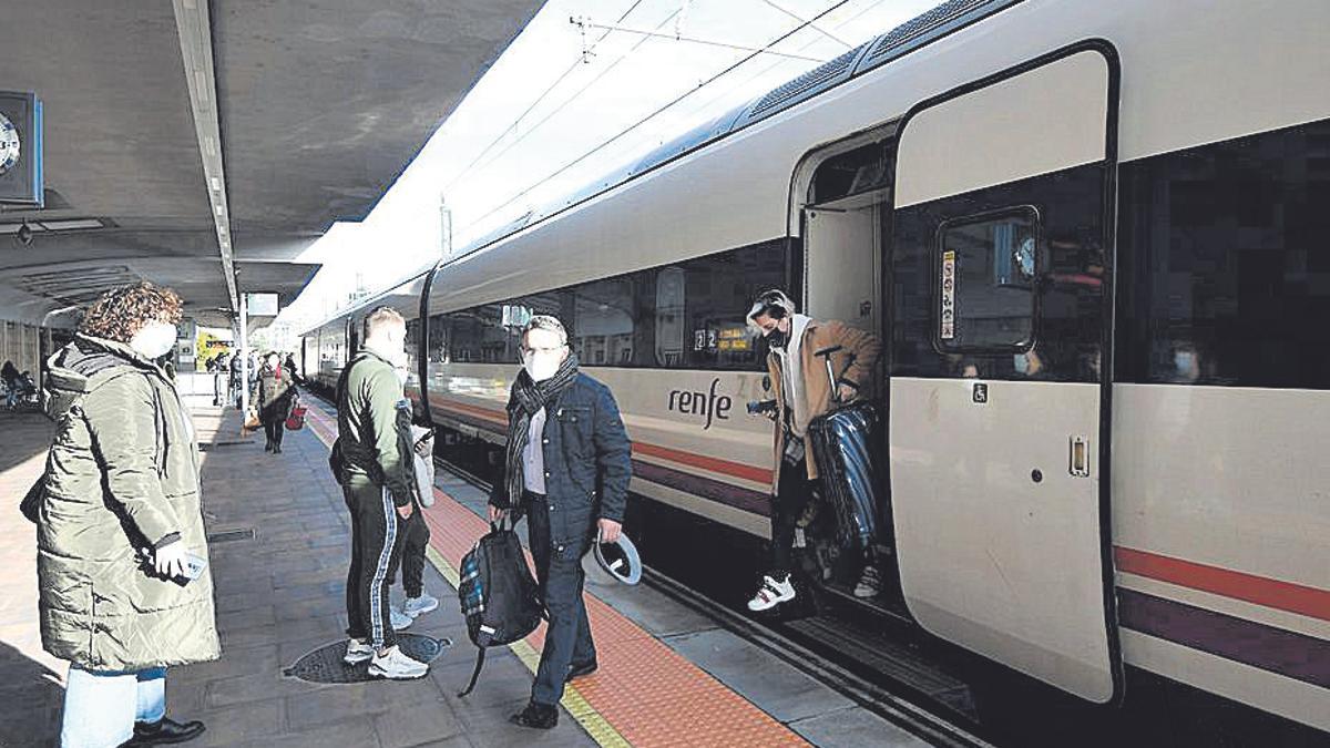 Viajeros en un tren de Media Distancia en la estación de Pontevedra