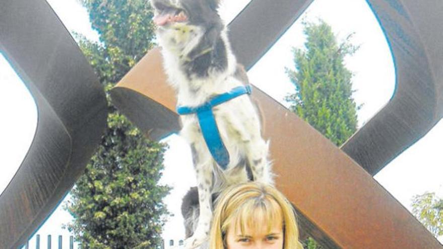 Peregrina Saavedra, con su perra Asia en los jardines de Diario de Ibiza.