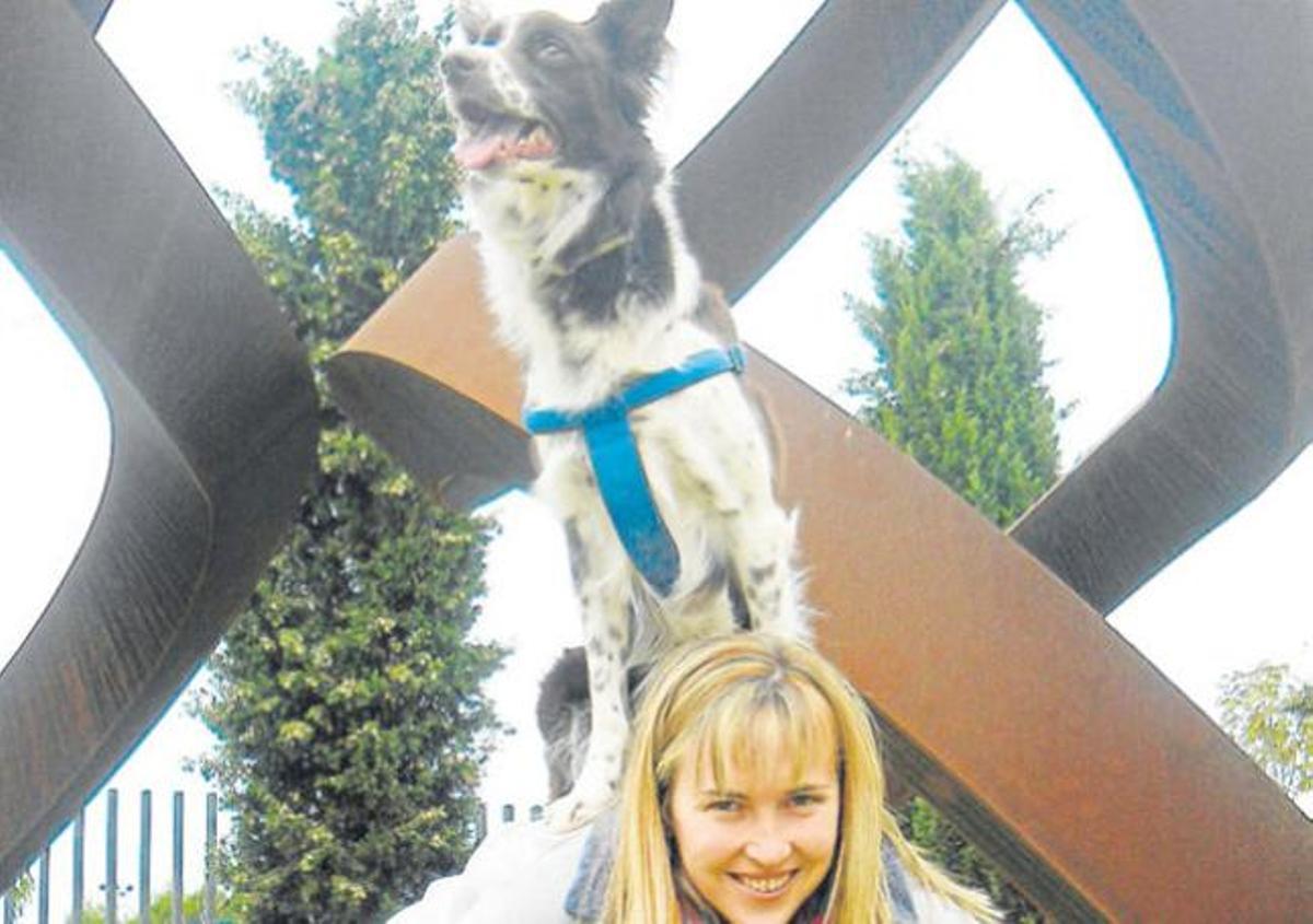 Peregrina Saavedra, con su perra Asia en los jardines de Diario de Ibiza.