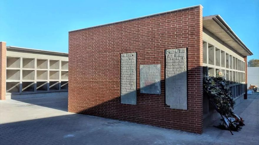 Los memorialistas amenazan con llevar a la fiscalía las placas franquistas del cementerio