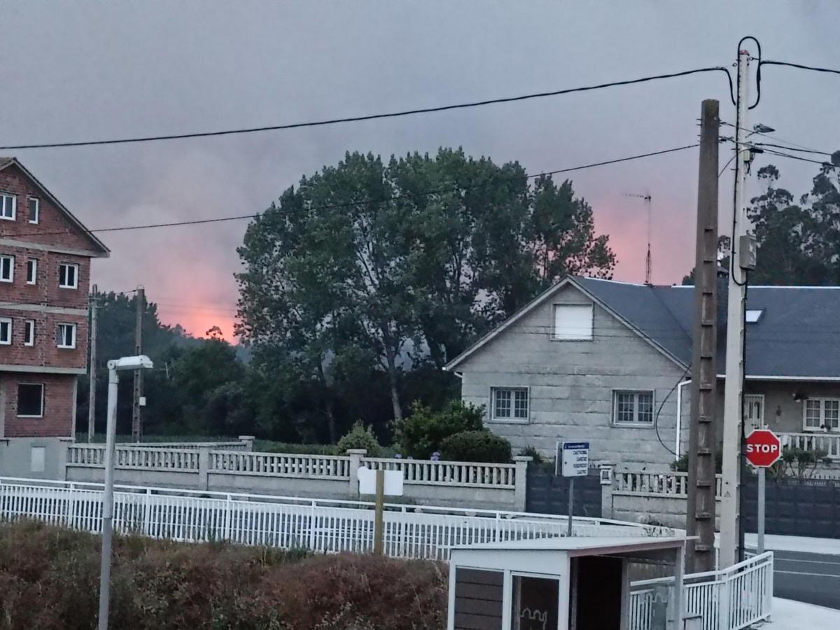Llamas del fuego que se inició en Vimianzo y se extendió al municipio de Laxe.