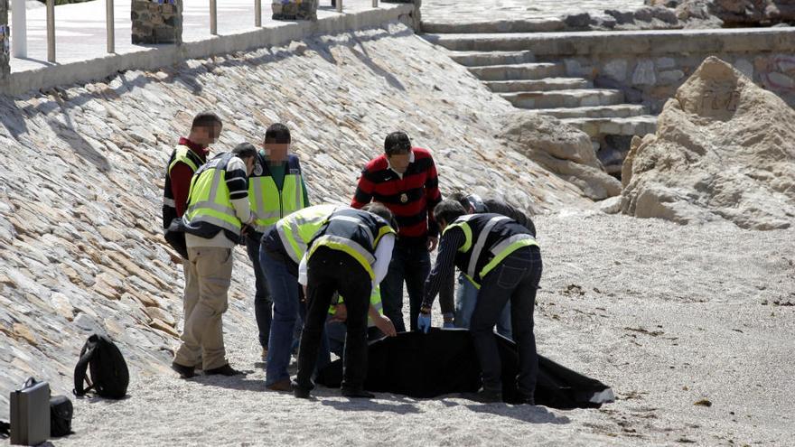 Policías y efectivos de emergencias rodean el cadáver