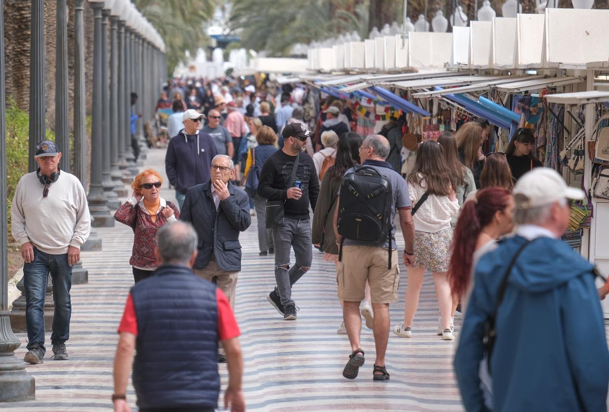 Aspecto que presentaba este viernes el paseo de la Explanada en Alicante.