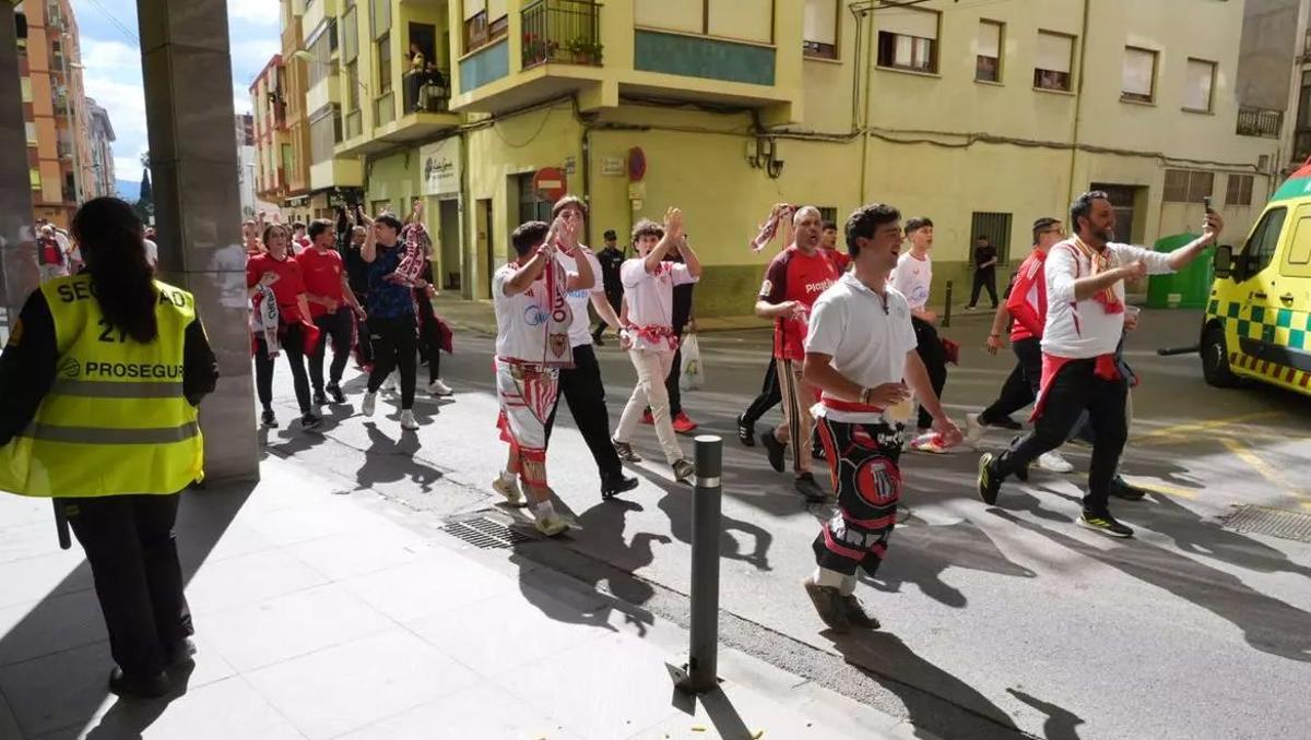 Más de 600 seguidores del Sevilla se dieron cita en el Estadio de la Cerámica.