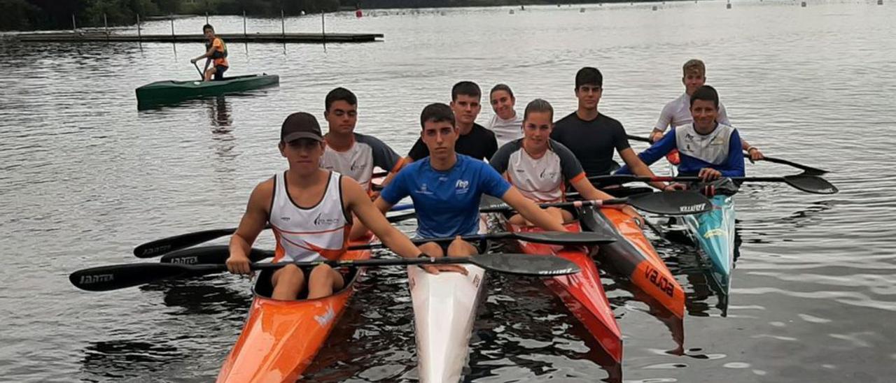 Los nueve palistas pitiusos en el embalse asturiano. | D.P.I.