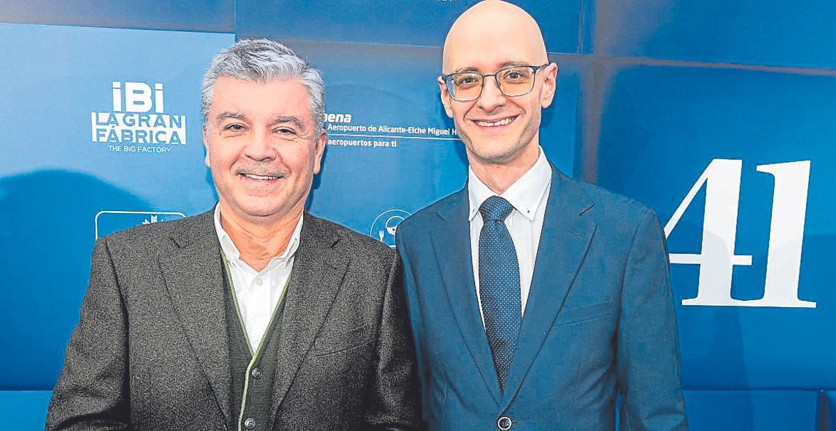 El director médico del Departamento de Salud de Elda, el doctor José Antonio Rodríguez Sarriá, junto al gerente del Departamento de Salud de Elda, el también doctor Francisco José Canals, en el photocall de INFORMACIÓN momentos antes de la entrega de premios «Importantes».