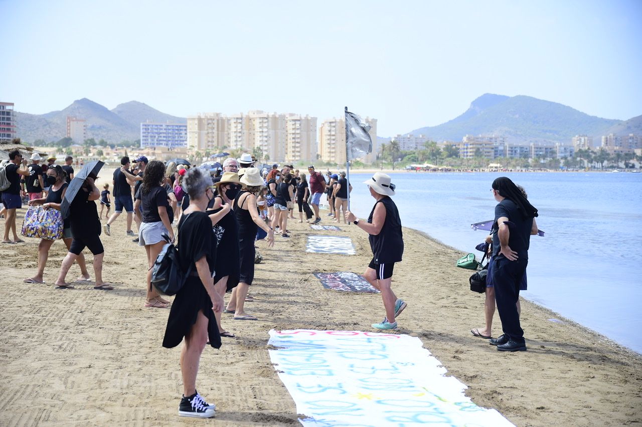 Miles de murcianos forman una cadena humana que rodea al Mar Menor en señal de protesta