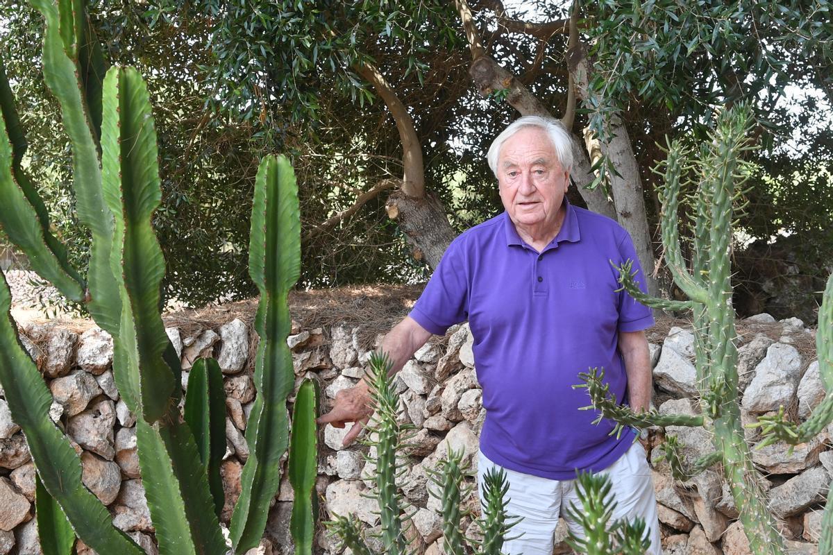 Cees Nooteboom, en su casa de Menorca el día de la entrevista.