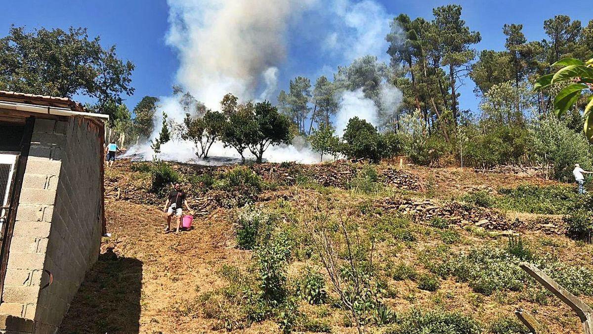 Vecinos de Retorta colaboraron ayer con los bomberos forestales en la extinción del fuego.