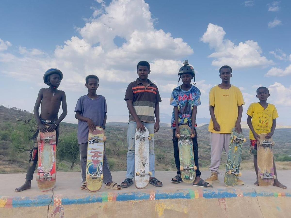 Un grupo de niños y adolescentes etíopes que practican el skate en el skatepark impulsado por dos jóvenes asturianos de La Fresneda.