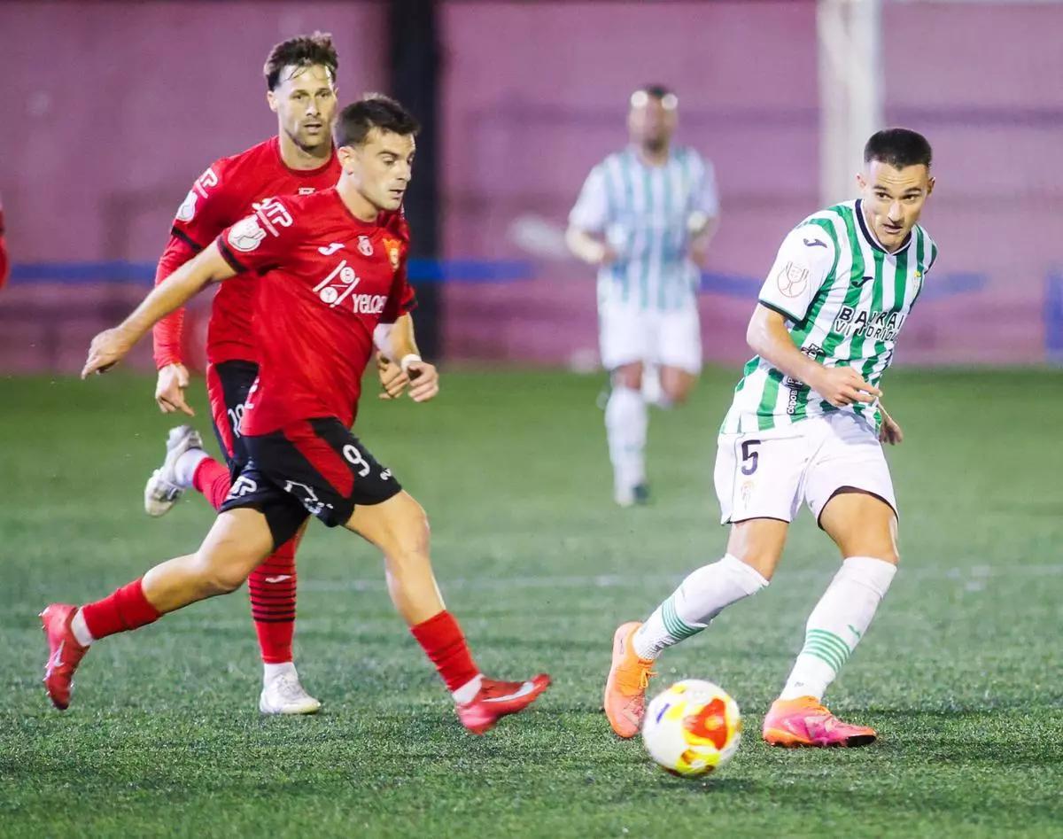 El blanquiverde Diego Bri ejecuta un pase durante el Cieza-Córdoba CF de la pasada edición de la Copa del Rey.