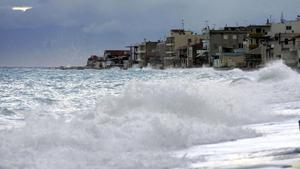 Olas acercándose a edificios residenciales en la ciudad costera de Derveni, en Grecia.
