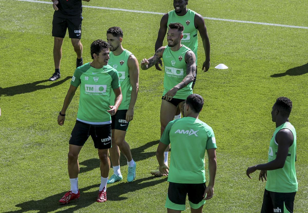 Los jugadores del Elche, durante el entrenamiento del miércoles