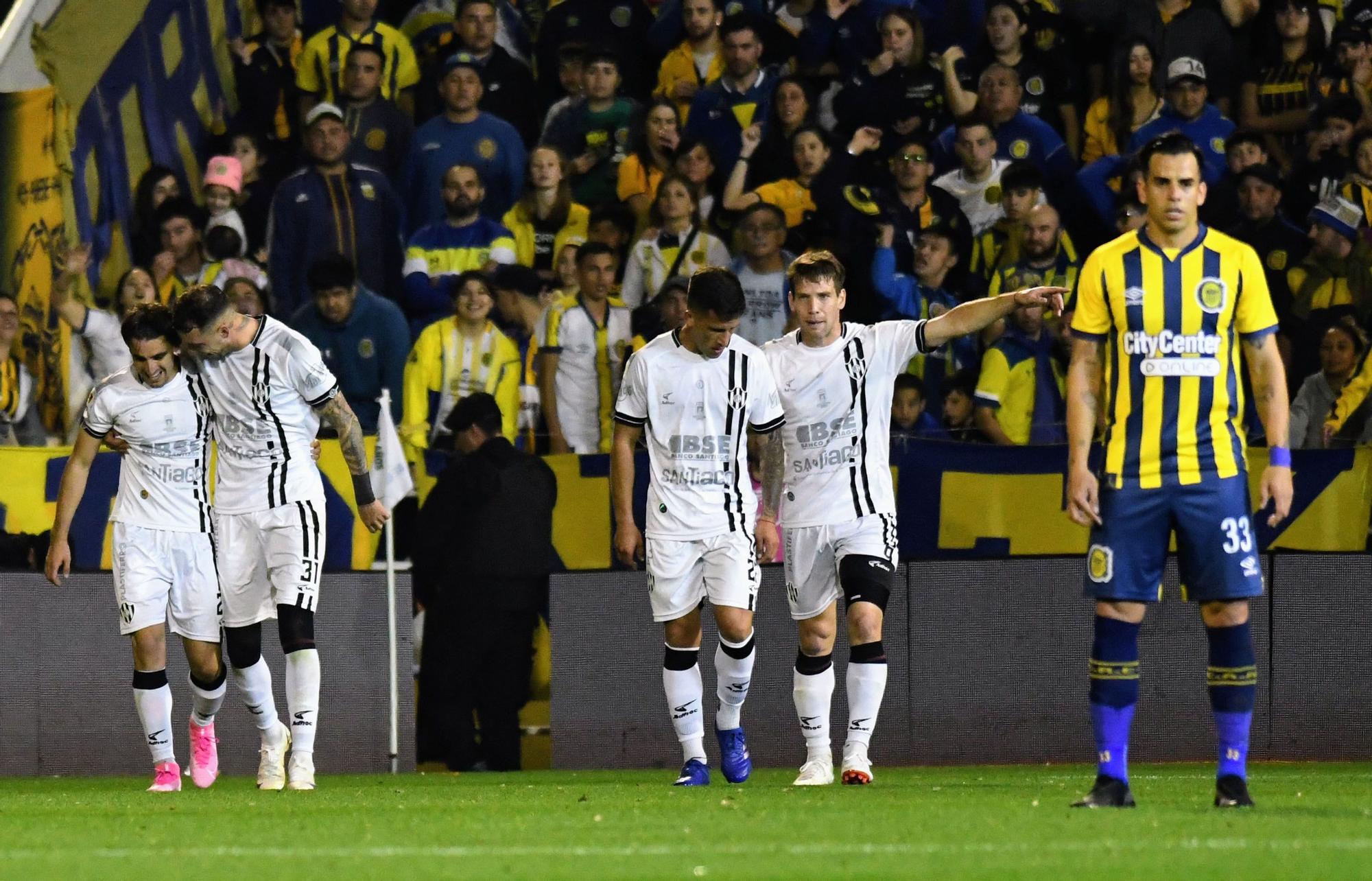 Los jugadores de Central Córdoba, tras un gol a Rosario Central.